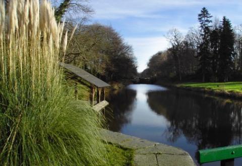 L'eau rigole au canal, sur le canal d'Ille-et-Rance à Hédé-Bazouges